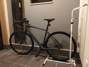 ロードバイクを玄関に置くのはあり？室内保管で気を付けたい汚れ・湿気